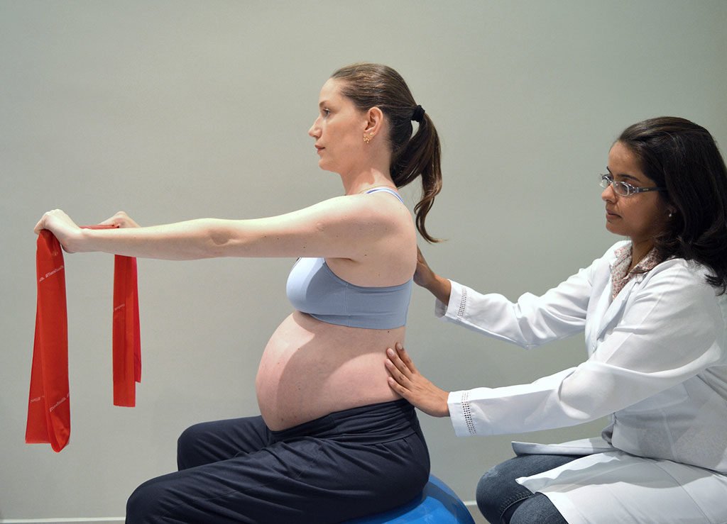 Mulher grávida numa sessão de fisioterapia