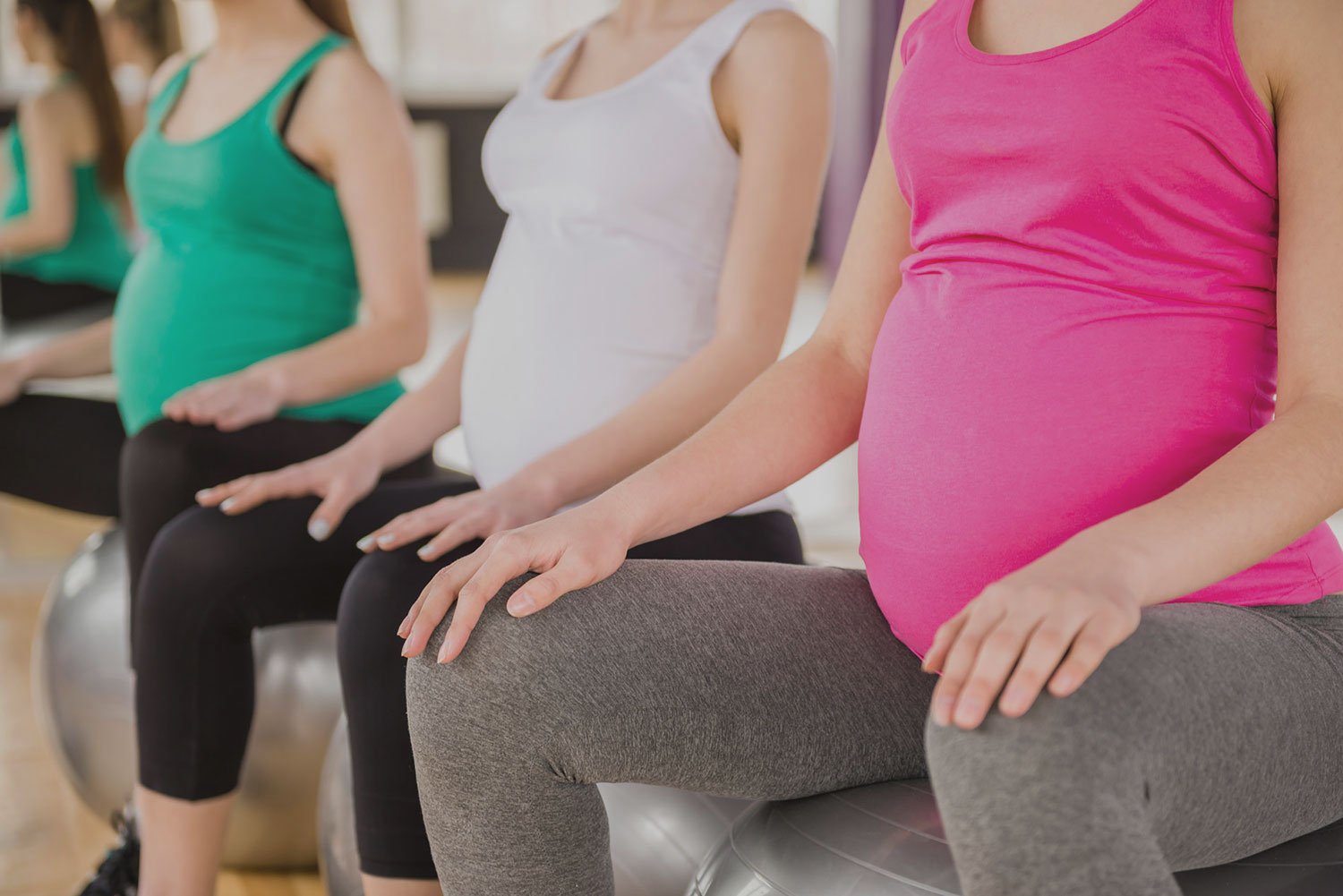 Jovem grávida e saudável fazendo yoga na natureza