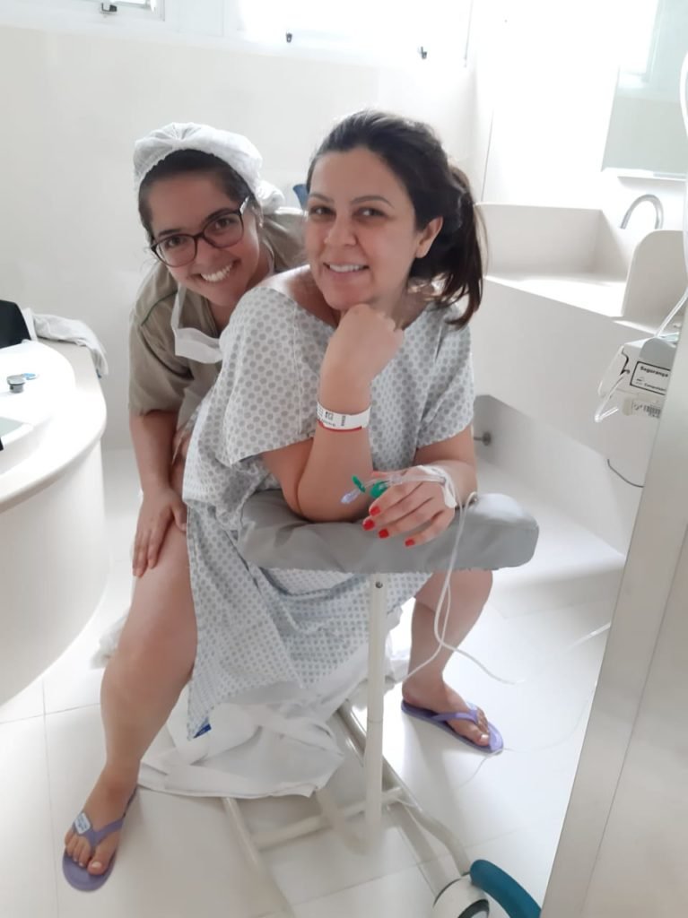 Dra Suellen apoiando uma gestante com exercícios e massagem antes do parto